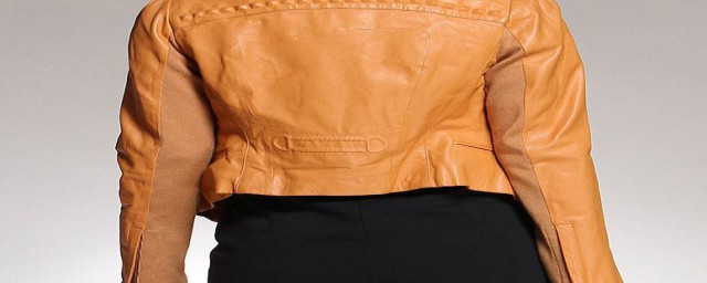 橘色皮衣如何穿出时尚感？(橘红色皮衣怎么搭配)