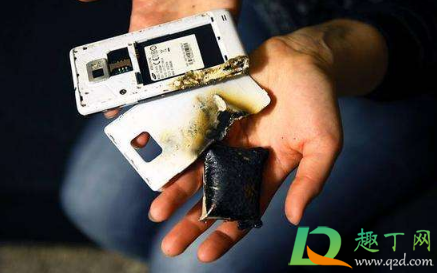 公交车上手机自燃怎么回事(公交车突然自燃正确的做法)