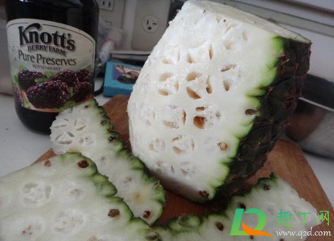 凤梨肉是白色的能吃吗(凤梨肉是白色还是黄色)