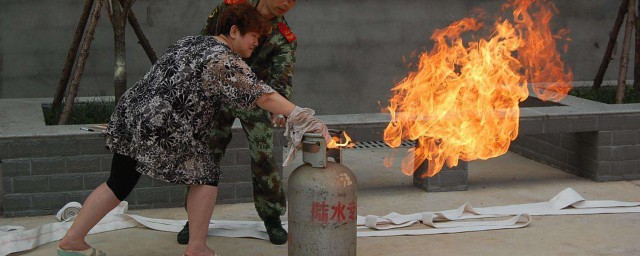 煤气罐着火到底要怎么处理呢(着火的煤气罐怎么处理)