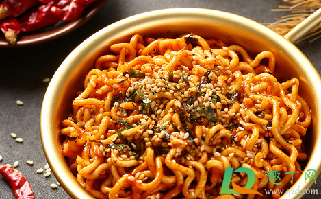 方便面过期几天吃了应该没事吧(过期几天的方便面吃了会怎样) 方便面过期几天吃了应该没事吧(过期几天的方便面吃了会怎样)