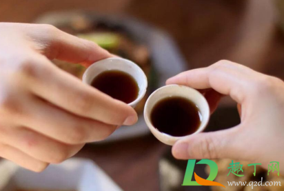 黄酒有白色漂浮物还能喝吗(黄酒里有白色漂浮物)