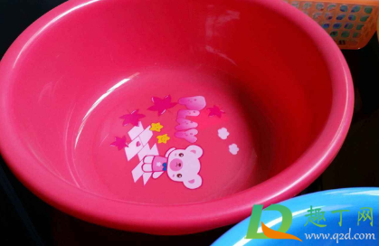 塑料盆周围黑垢怎么处理(塑料盆内部盆壁黑的怎么能洗掉)