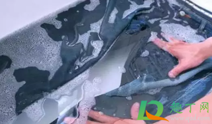 洗牛仔的水为什么发黄(洗牛仔衣的水发黄) 洗牛仔的水为什么发黄(洗牛仔衣的水发黄)