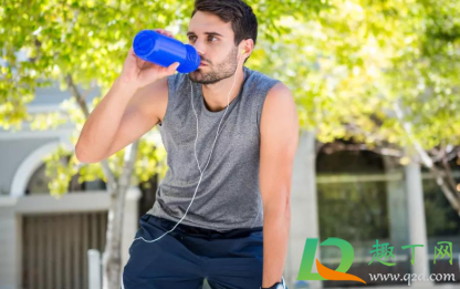 大量出汗衣服上有白色正常吗(出汗衣服会有白色)