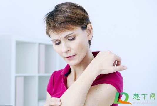 冬天大腿皮肤瘙痒正常吗(冬天大腿皮肤干燥瘙痒)