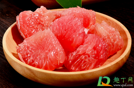 红柚皮是红色里面果肉是白色的正常吗(柚子皮是红色肉是白色这正常吗?)