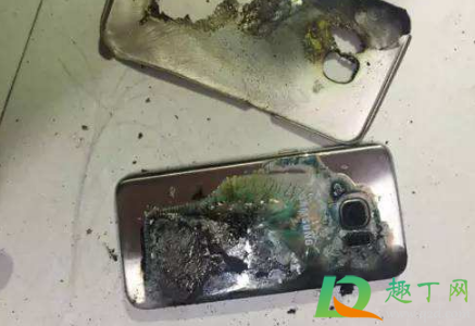 公交车上手机自燃怎么回事(公交车突然自燃正确的做法)