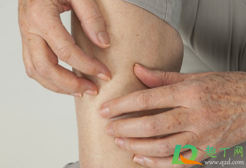 冬天大腿皮肤瘙痒正常吗(冬天大腿皮肤干燥瘙痒)