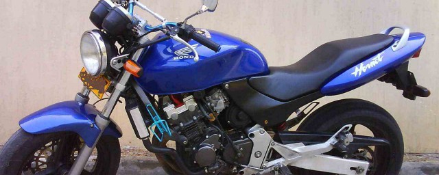 怎样把摩托车化油器里的油放干净(怎么把摩托车化油器里面的油放空?)