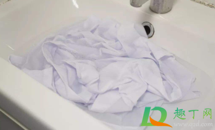 白衬衣领的黄渍怎么洗(白色衬衣领发黄怎么洗)