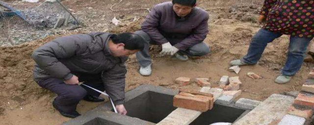 建房子时化粪池挖在房子哪个位置最好(农村化粪池建在房子哪个位置好)