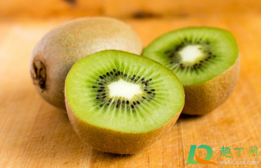 猕猴桃带皮吃了会中毒吗(猕猴桃会食物中毒吗)
