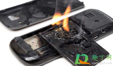 公交车上手机自燃怎么回事(公交车突然自燃正确的做法)