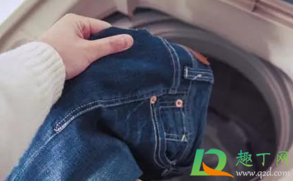 黑牛仔裤发白怎么处理恢复(黑色的牛仔裤发白怎么办)