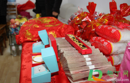 彩礼是给女方父母的还是给女方的(彩礼是给女方父母的还是给女方的嫁女儿的)