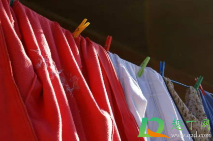 晾衣服一定要反着晾吗(晾衣服反着晾好还不要反的好?)