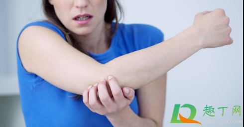 冬天大腿皮肤瘙痒正常吗(冬天大腿皮肤干燥瘙痒)