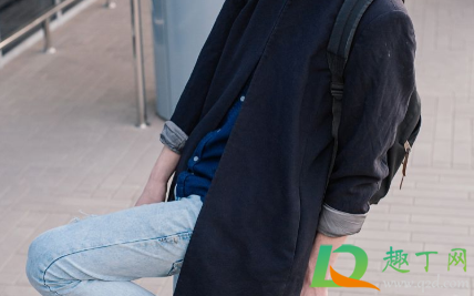 黑牛仔裤发白怎么处理恢复(黑色的牛仔裤发白怎么办)