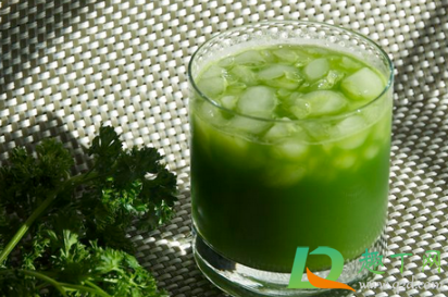 西芹汁要加水榨汁么(榨芹菜汁加水吗)