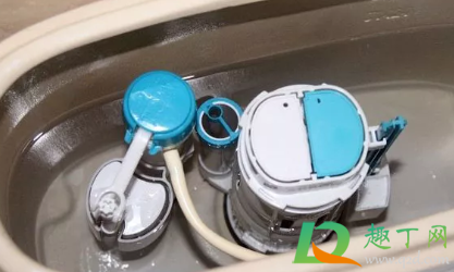 冲厕所的水箱下面漏水怎么办(厕所水箱下面漏水有什么办法可以解决) 冲厕所的水箱下面漏水怎么办(厕所水箱下面漏水有什么办法可以解决)