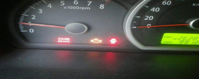 汽车发动机故障灯亮黄灯的原因(发动机灯亮黄灯是什么故障)