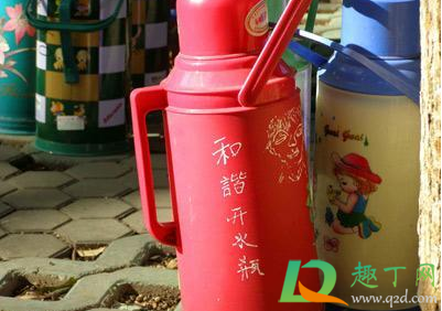 暖水瓶塑料味怎么去除(怎么去除塑料水瓶的异味)