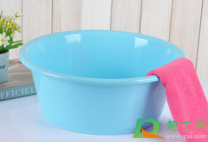 塑料盆周围黑垢怎么处理(塑料盆内部盆壁黑的怎么能洗掉)