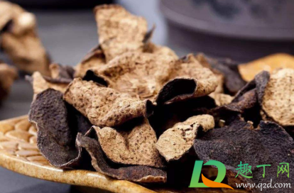 陈皮表面发白是发霉吗(陈皮表面有一层白霜是发霉吗)