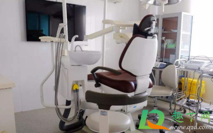 为什么医生不推荐洗牙(为什么医生不推荐洗牙大牙上有黑缝)