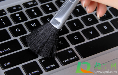 用什么洗键盘上的灰尘(怎么样清洗键盘上的灰尘)
