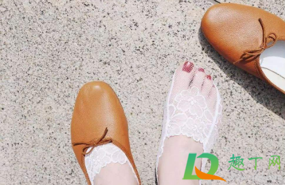 鞋底走路打滑怎么处理(运动鞋底打滑怎么办)