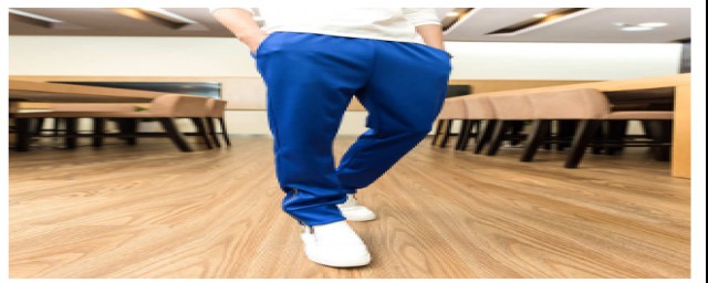 蓝色运动裤可以搭配哪些外套(蓝色运动裤配什么样的上衣)