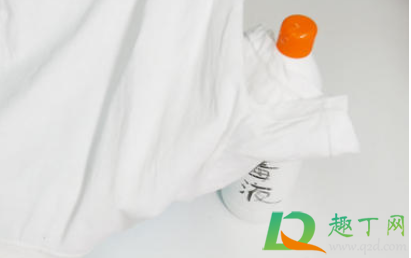 白色衣服有黄斑怎么洗白(白色衣服上面的黄斑怎么洗)