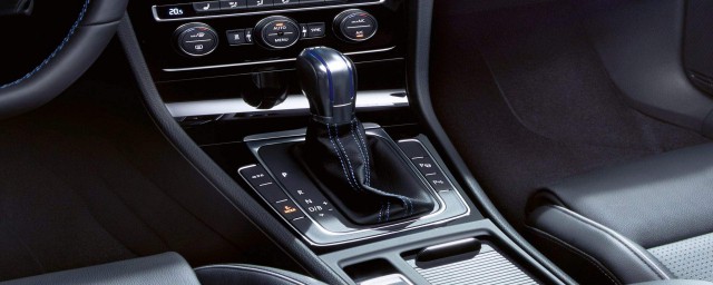 汽车手动挡起步换挡停车再启动的操作方法(手动挡汽车启动和停车的步骤)