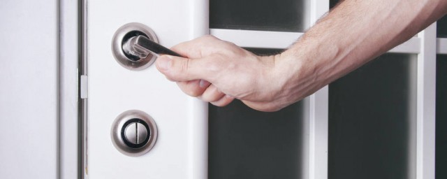 调整把手松紧可以这样操作(窗户把手怎么调松紧)