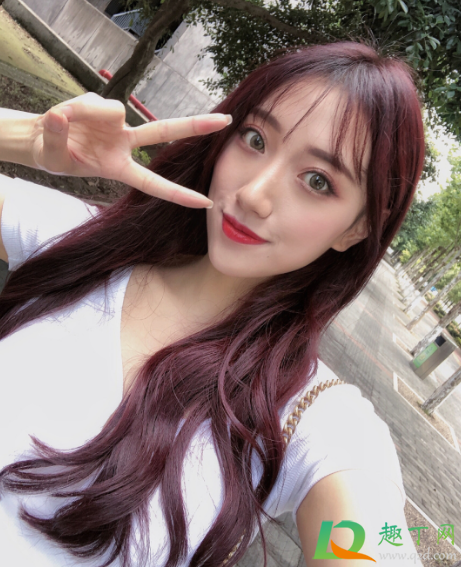 红棕色头发显老气吗(粉棕色头发是不是显老)