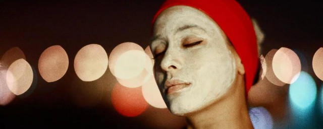 敷面膜后要不要洗脸呢(敷面膜之后到底要不要洗脸)