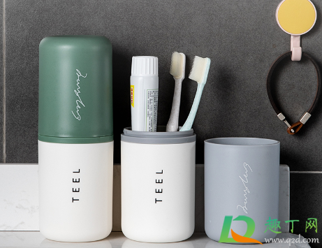 为什么牙缸里有黑色的(牙缸里黑黑的东西是什么) 为什么牙缸里有黑色的(牙缸里黑黑的东西是什么)