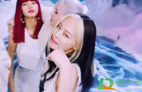 黑色适合挂耳染什么颜色(挂耳染黑色配什么颜色的头发)