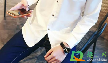 衬衫下摆卷边怎么解决(衬衫后摆卷了怎么办) 衬衫下摆卷边怎么解决(衬衫后摆卷了怎么办)