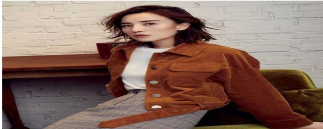 方格中款裙可以搭配的上衣(方格子裙子配什么上衣)