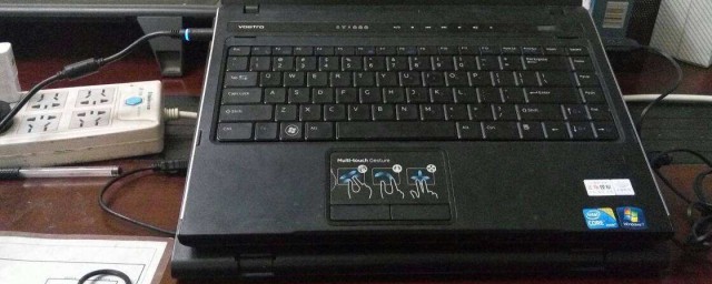 笔记本电脑插上电源后没有反应(笔记本电脑电源插上去后,没有反应)