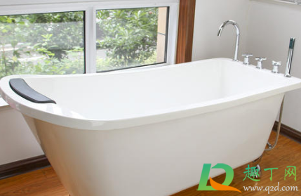 洗浴缸可以用84吗(浴缸能用84消毒液洗吗)