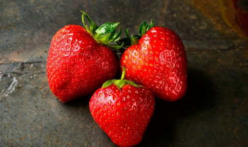 刚买的草莓为什么提回去就烂了(草莓买的时候好,拿回家就是烂的)