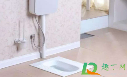 厕所堵了怎么通蹲便器(厕所蹲便器堵了怎么疏通)