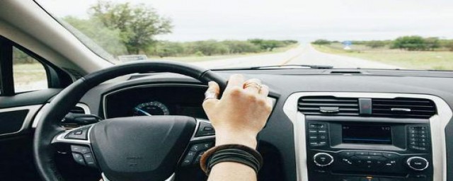 掌握方向盘的技巧(方向盘驾驶技巧)