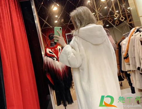 冷冬买羽绒服抗寒还是派克服抗寒(派克服和羽绒服哪个耐穿)