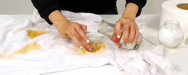 如何快速去掉衣服上的logo胶印(怎样去除衣服上的胶印logo)