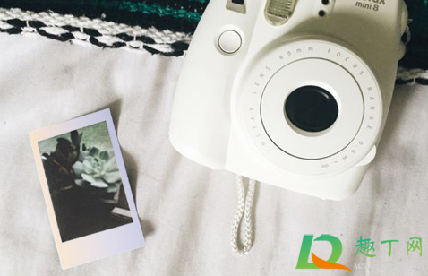 拍立得照片太暗是为什么(拍立得拍照背景很暗)